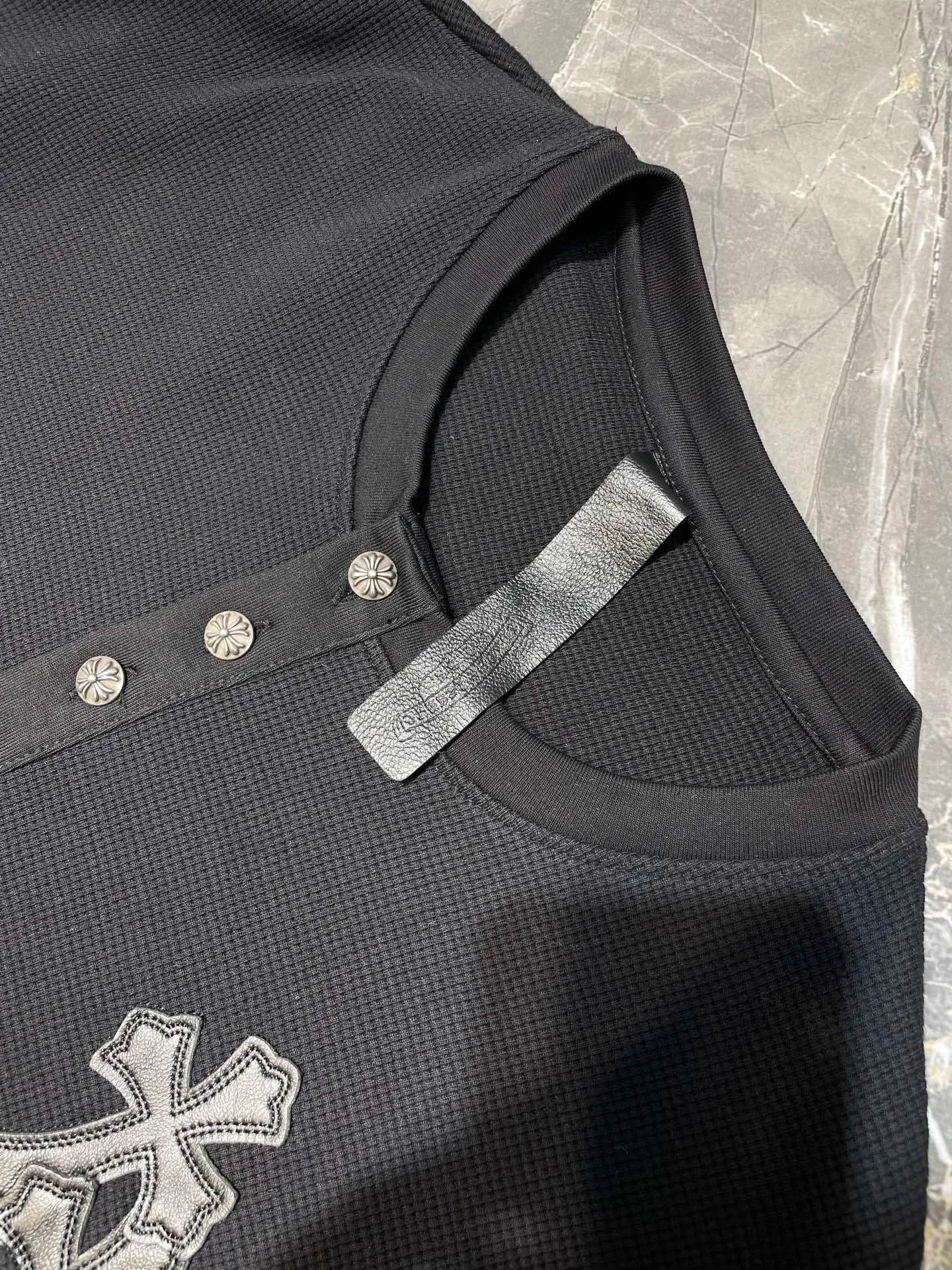 P420 Chrome Heart*🌟 Chrome Heart 25 patchwork leather Henry collar waffle sweatshirt. The fabric is made of 350g cotton waffle double-layer material before washing (to distinguish low-weight, cut corners and non-pure cotton market products). The silver buckles and scrolls are made of bronze and real silver (the materials have reached 300+ quality in the market). The leather label is still made of genuine imported lambskin. The most important thing is that the leather is hand-extended and stitched (the cost of handwork is high) in the fabric and hardware A lot of effort has been put into the craftsmanship. The top quality in the market. The industry benchmark is only owned by a few people. Size: s m l